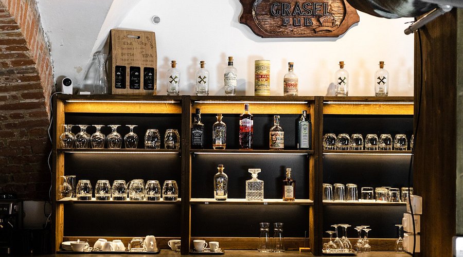 Interiér sklepa s pivem na stole