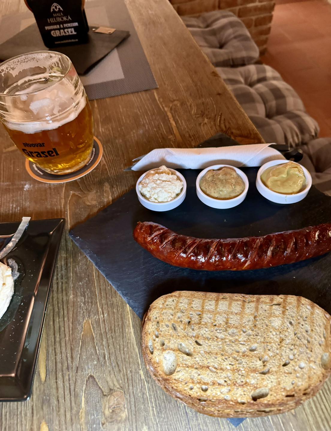 Pivo s pěnou na dřevěném stole