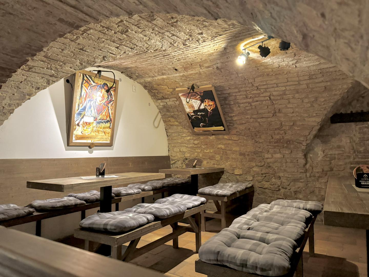 Stoly pro partu ve sklepní pivnici