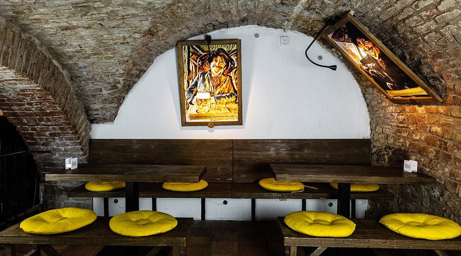 Posezení ve sklepní pivnici